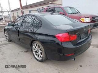 2013 BMW 3 Series 320i xDrive z VIN WBA3C3C50DF981783, wystawiony jako IAAI lot #42012328 z przebiegiem 110 268 mil mil oraz . Historia ofert i sprzedaży dostępna na DreamBid. Obrazek 3.
