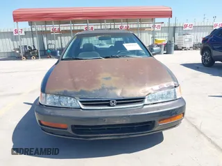 1996 Honda Accord LX with VIN 1HGCD5633TA286104, listed as a IAAI auction lot 42004112 with 186,586 mi miles and . Bid and sale history available at carsss.com. Image 12.