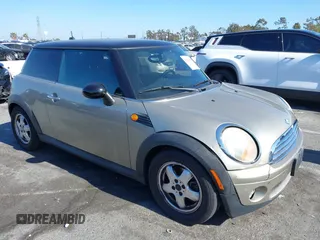 2008 MINI Hardtop z VIN WMWMF33508TT60207, wystawiony jako IAAI lot #42328388 z przebiegiem 107 898 mil mil oraz . Historia ofert i sprzedaży dostępna na DreamBid. Obrazek 1.