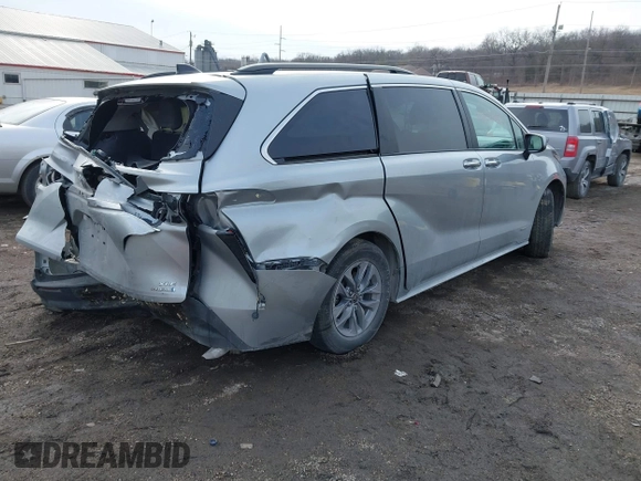 2021 Toyota Sienna XLE with VIN 5TDYRKEC1MS068172, listed as a IAAI auction lot 41557339 with 35,734 mi miles. Bid and sale history available at carsss.com. Image 4.