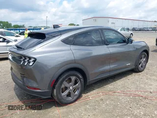 2023 Ford Mustang Mach-E Select z VIN 3FMTK1R48PMA76491, wystawiony jako IAAI lot #42255817 z przebiegiem 21 606 mil mil oraz . Historia ofert i sprzedaży dostępna na DreamBid. Obrazek 4.