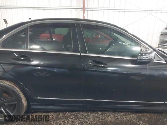 2011 Mercedes-Benz C 300 Sport z VIN WDDGF8BB8BR185865, wystawiony jako IAAI lot #41375556 z przebiegiem 125 156 mil mil oraz . Historia ofert i sprzedaży dostępna na DreamBid. Obrazek 13.