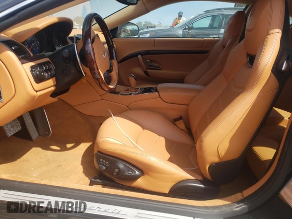 2014 Maserati GranTurismo Sport z VIN ZAM45VLA5E0086834, wystawiony jako Copart lot #46795014 z przebiegiem Nie podano mil oraz Szkoda całkowita • Salvage title. Historia ofert i sprzedaży dostępna na DreamBid. Obrazek 7.