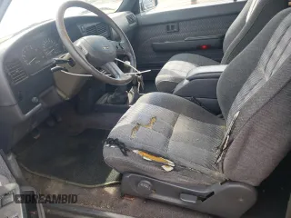 1991 Toyota Pickup DLX z VIN JT4VN13G3M5064161, wystawiony jako Copart lot #57963035 z przebiegiem 232 994 mil mil oraz Szkody całkowita. Historia ofert i sprzedaży dostępna na DreamBid. Obrazek 7.