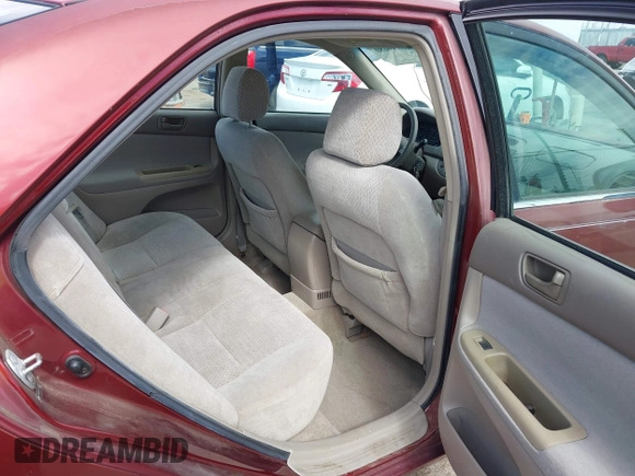 2004 Toyota Camry LE z VIN 4T1BE30K74U364617, wystawiony jako IAAI lot #42046280 z przebiegiem 150 659 mil mil oraz . Historia ofert i sprzedaży dostępna na DreamBid. Obrazek 8.
