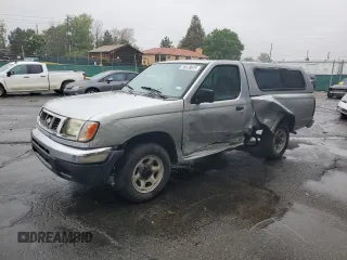 2000 Nissan Frontier XE z VIN 1N6DD21S4YC321371, wystawiony jako Copart lot #55678675 z przebiegiem 99 775 mil mil oraz Szkoda całkowita • Salvage title. Historia ofert i sprzedaży dostępna na DreamBid. Obrazek 1.
