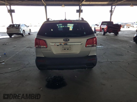 2013 Kia Sorento LX z VIN 5XYKT4A65DG333708, wystawiony jako Copart lot #59422375 z przebiegiem 118 326 mil mil oraz Czysty tytuł • Clean title. Historia ofert i sprzedaży dostępna na DreamBid. Obrazek 6.
