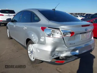 2018 Ford Focus SE z VIN 1FADP3F27JL204873, wystawiony jako IAAI lot #41657504 z przebiegiem 99 224 mil mil oraz . Historia ofert i sprzedaży dostępna na DreamBid. Obrazek 6.