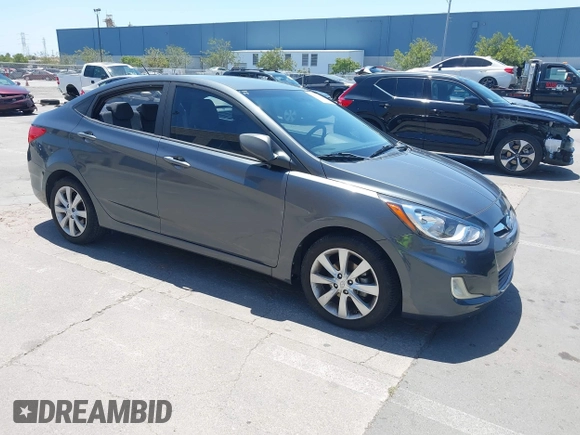 2013 Hyundai Accent GLS z VIN KMHCU4AE9DU427450, wystawiony jako IAAI lot #42415750 z przebiegiem 105 890 mil mil oraz . Historia ofert i sprzedaży dostępna na DreamBid. Obrazek 1.