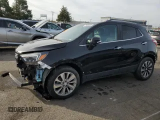 2020 Buick Encore Essence z VIN KL4CJGSB1LB044402, wystawiony jako Copart lot #78628684 z przebiegiem 64 651 mil mil oraz Szkody całkowita. Historia ofert i sprzedaży dostępna na DreamBid. Obrazek 1.