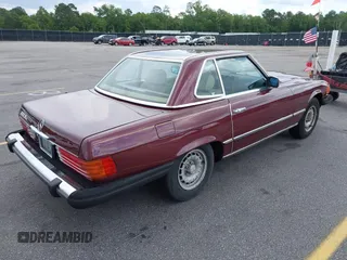 1985 Mercedes-Benz 380 z VIN WDBBA45C0FA026342, wystawiony jako IAAI lot #42197536 z przebiegiem 116 373 mil mil oraz . Historia ofert i sprzedaży dostępna na DreamBid. Obrazek 4.