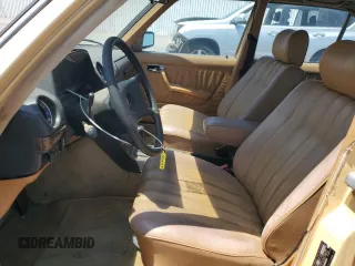 1983 Mercedes-Benz 300 D z VIN WDBAB33AXDB017451, wystawiony jako Copart lot #60463935 z przebiegiem 314 995 mil mil oraz Czysty tytuł • Clean title. Historia ofert i sprzedaży dostępna na DreamBid. Obrazek 7.