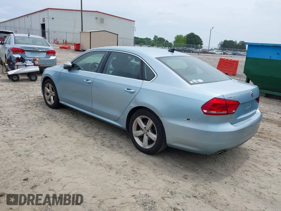 2012 Volkswagen Passat SE z VIN 1VWBP7A35CC025482, wystawiony jako IAAI lot #42280415 z przebiegiem 152 030 mil mil oraz . Historia ofert i sprzedaży dostępna na DreamBid. Obrazek 3.