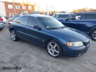 2006 Volvo S60 2.5T with VIN YV1RH592062543387, listed as a IAAI auction lot 41104597 with 175,021 mi miles. Bid and sale history available at carsss.com. Image 1.