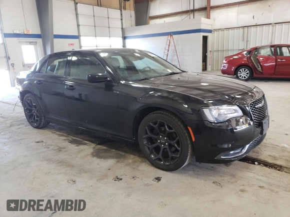 2020 Chrysler 300 S z VIN 2C3CCABGXLH145751, wystawiony jako Copart lot #46607105 z przebiegiem 75 546 mil mil oraz Szkoda całkowita • Salvage title. Historia ofert i sprzedaży dostępna na DreamBid. Obrazek 4.