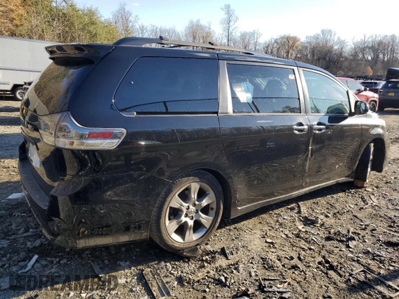 2013 Toyota Sienna SE с VIN 5TDXK3DC9DS390825, выставлен на аукционе Copart как лот 82363794 с пробегом 244 673 миль миль и Списание • Salvage title. История ставок и продаж доступна на DreamBid. Изображение 3.