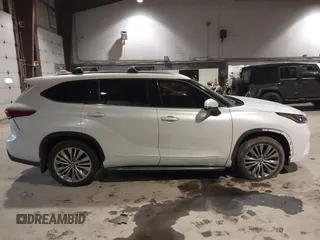 2022 Toyota Highlander Platinum z VIN 5TDFZRBH6NS192150, wystawiony jako IAAI lot #41291531 z przebiegiem 67 474 mil mil oraz . Historia ofert i sprzedaży dostępna na DreamBid. Obrazek 14.