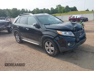 2013 Kia Sorento EX z VIN 5XYKU4A22DG364988, wystawiony jako IAAI lot #42391851 z przebiegiem 221 693 mil mil oraz . Historia ofert i sprzedaży dostępna na DreamBid. Obrazek 1.