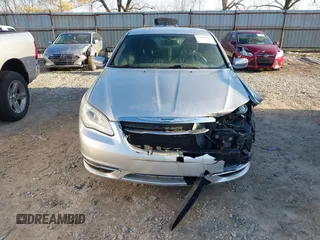 2011 Chrysler 200 Touring z VIN 1C3BC1FB5BN536158, wystawiony jako IAAI lot #41816455 z przebiegiem 111 069 mil mil oraz . Historia ofert i sprzedaży dostępna na DreamBid. Obrazek 12.