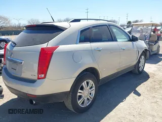 2013 Cadillac SRX z VIN 3GYFNAE33DS654844, wystawiony jako IAAI lot #41765013 z przebiegiem 117 616 mil mil oraz . Historia ofert i sprzedaży dostępna na DreamBid. Obrazek 4.