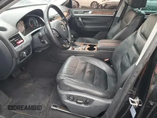 2014 Volkswagen Touareg Lux z VIN WVGEF9BP8ED011360, wystawiony jako Copart lot #51774435 z przebiegiem 101 215 mil mil oraz Szkody całkowita. Historia ofert i sprzedaży dostępna na DreamBid. Obrazek 7.