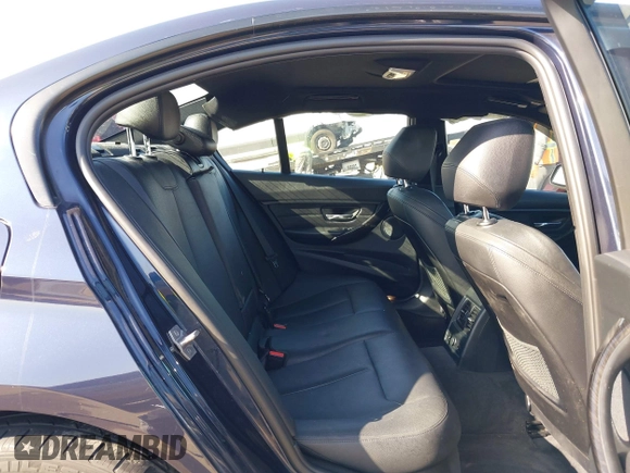 2016 BMW 3 Series 320i xDrive z VIN WBA8E5G56GNT41786, wystawiony jako IAAI lot #41164610 z przebiegiem 57 853 mil mil oraz . Historia ofert i sprzedaży dostępna na DreamBid. Obrazek 8.