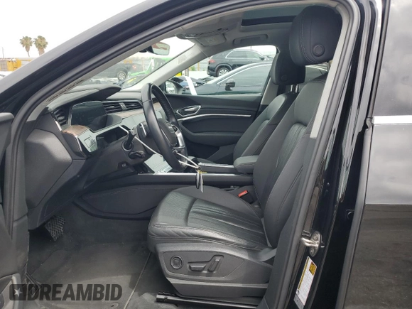 2019 Audi e-tron Premium Plus с VIN WA1LABGE4KB021801, выставлен на аукционе Copart как лот 59353315 с пробегом 59 215 миль миль и Списание • Salvage title. История ставок и продаж доступна на DreamBid. Изображение 7.