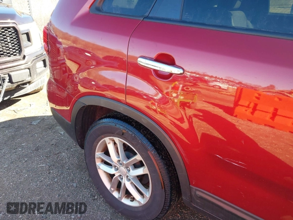 2014 Kia Sorento LX z VIN 5XYKT3A61EG495427, wystawiony jako IAAI lot #41851611 z przebiegiem 214 960 mil mil oraz . Historia ofert i sprzedaży dostępna na DreamBid. Obrazek 6.