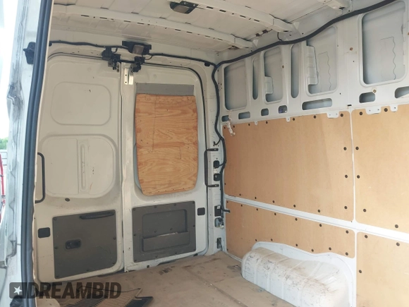 2020 Nissan NV Cargo SV z VIN 1N6BF0LY5LN810818, wystawiony jako IAAI lot #42051143 z przebiegiem 86 560 mil mil oraz . Historia ofert i sprzedaży dostępna na DreamBid. Obrazek 12.