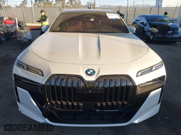 2023 BMW i7 xDrive60 z VIN WBY53EJ06PCN64039, wystawiony jako IAAI lot #40752159 z przebiegiem 8837 mil mil oraz . Historia ofert i sprzedaży dostępna na DreamBid. Obrazek 12.