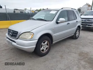 2001 Mercedes-Benz M 320/430/500 z VIN 4JGAB54E71A231597, wystawiony jako IAAI lot #42058829 z przebiegiem 233 005 mil mil oraz . Historia ofert i sprzedaży dostępna na DreamBid. Obrazek 2.