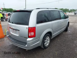 2010 Chrysler Town & Country Touring z VIN 2A4RR5D12AR198014, wystawiony jako IAAI lot #42220458 z przebiegiem 182 529 mil mil oraz . Historia ofert i sprzedaży dostępna na DreamBid. Obrazek 4.