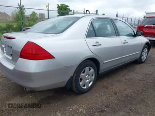 2007 Honda Accord LX z VIN 3HGCM56457G709183, wystawiony jako IAAI lot #42366373 z przebiegiem 150 267 mil mil oraz . Historia ofert i sprzedaży dostępna na DreamBid. Obrazek 4.