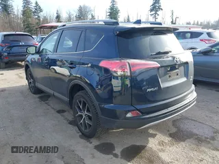 2017 Toyota RAV4 SE z VIN JTMJFREV7HJ709543, wystawiony jako IAAI lot #41355727 z przebiegiem 54 585 mil mil oraz . Historia ofert i sprzedaży dostępna na DreamBid. Obrazek 3.