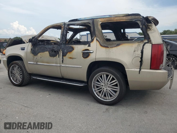 2007 Cadillac Escalade z VIN 1GYEC63847R316793, wystawiony jako Copart lot #59086055 z przebiegiem Nie podano mil oraz Nie do naprawy • Non repairable. Historia ofert i sprzedaży dostępna na DreamBid. Obrazek 2.