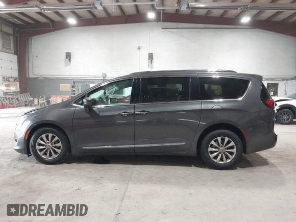 2018 Chrysler Pacifica Touring L z VIN 2C4RC1BG6JR352778, wystawiony jako IAAI lot #42244634 z przebiegiem 70 747 mil mil oraz . Historia ofert i sprzedaży dostępna na DreamBid. Obrazek 15.