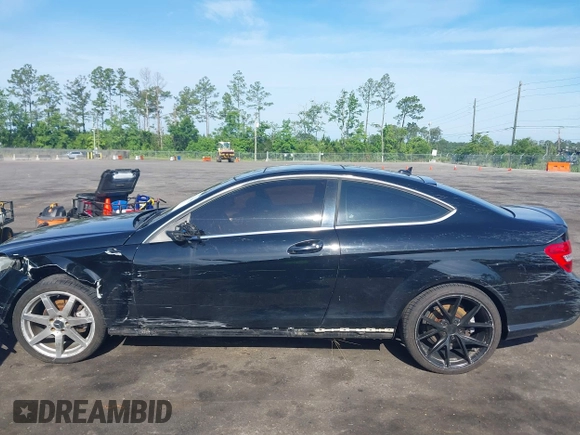 2013 Mercedes-Benz C 250 z VIN WDDGJ4HB1DF990996, wystawiony jako IAAI lot #42364935 z przebiegiem 108 916 mil mil oraz . Historia ofert i sprzedaży dostępna na DreamBid. Obrazek 14.