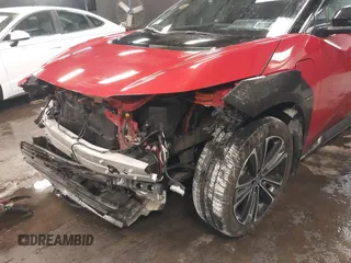 2023 Toyota bZ4X XLE z VIN JTMABACA5PA035498, wystawiony jako IAAI lot #41386031 z przebiegiem 18 529 mil mil oraz . Historia ofert i sprzedaży dostępna na DreamBid. Obrazek 6.