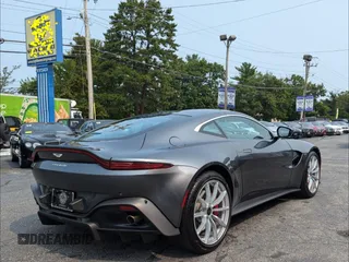 2019 Aston Martin Vantage z VIN SCFSMGAW4KGN01431, wystawiony jako Copart lot #44152995 z przebiegiem 9 949 mil mil oraz Czysty tytuł • Clean title. Historia ofert i sprzedaży dostępna na DreamBid. Obrazek 4.