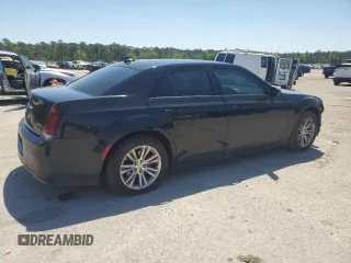 2018 Chrysler 300 S z VIN 2C3CCABG6JH222709, wystawiony jako Copart lot #52041445 z przebiegiem 145 578 mil mil oraz Szkoda całkowita • Salvage title. Historia ofert i sprzedaży dostępna na DreamBid. Obrazek 3.