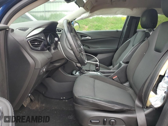 2022 Buick Encore GX Preferred z VIN KL4MMCSL0NB098158, wystawiony jako Copart lot #56724195 z przebiegiem 68 009 mil mil oraz Szkoda całkowita • Salvage title. Historia ofert i sprzedaży dostępna na DreamBid. Obrazek 7.