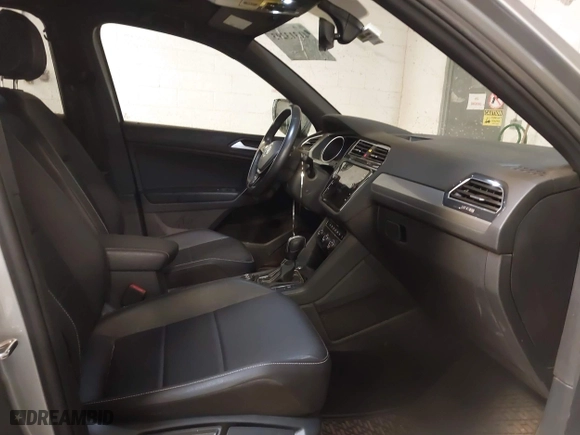 2021 Volkswagen Tiguan SE with VIN 3VV2B7AX1MM013884, listed as a IAAI auction lot 41313293 with 40,489 mi miles. Bid and sale history available at carsss.com. Image 5.