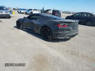 2025 Chevrolet Corvette 2LZ z VIN 1G1YE2D36S5601366, wystawiony jako IAAI lot #41822888 z przebiegiem Nie podano mil oraz . Historia ofert i sprzedaży dostępna na DreamBid. Obrazek 3.