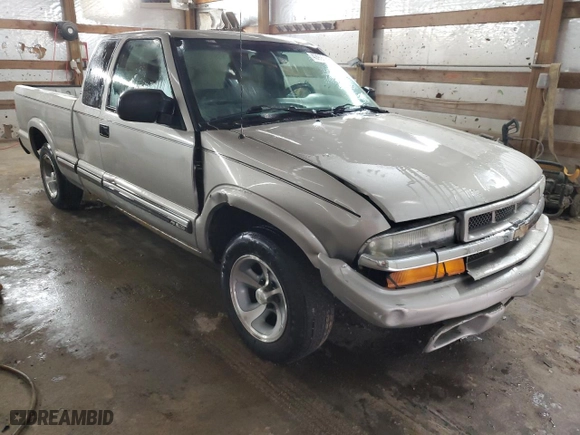 2001 Chevrolet S-10 with VIN 1GCCS195318188186, listed as a Copart auction lot 43993945 with 176,605 mi miles and Salvage Title. Bid and sale history available at carsss.com. Image 4.