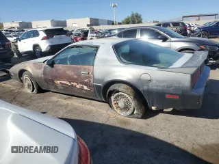 1983 Pontiac Firebird z VIN 1G2AS87H4DL227631, wystawiony jako Copart lot #73381454 z przebiegiem 92 009 mil mil oraz Czysty tytuł • Clean title. Historia ofert i sprzedaży dostępna na DreamBid. Obrazek 2.