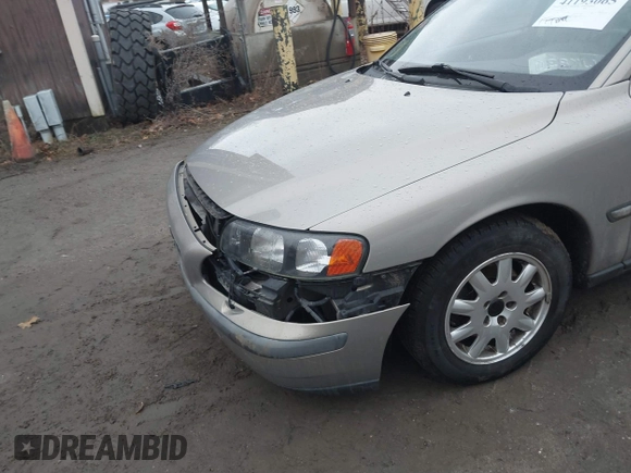 2001 Volvo S60 with VIN YV1RS61R012013431, listed as a IAAI auction lot 41193065 with 179,844 mi miles. Bid and sale history available at carsss.com. Image 6.