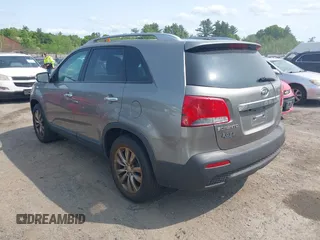 2011 Kia Sorento EX z VIN 5XYKUDA24BG064639, wystawiony jako IAAI lot #42369960 z przebiegiem 133 687 mil mil oraz . Historia ofert i sprzedaży dostępna na DreamBid. Obrazek 3.