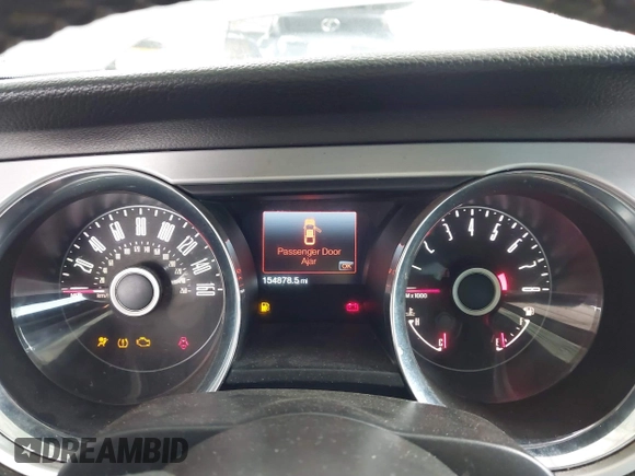 2014 Ford Mustang V6 z VIN 1ZVBP8AM3E5295137, wystawiony jako IAAI lot #42153393 z przebiegiem 154 878 mil mil oraz . Historia ofert i sprzedaży dostępna na DreamBid. Obrazek 7.