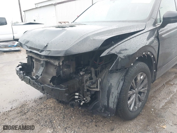 2018 Volkswagen Tiguan S with VIN 3VV1B7AX0JM101932, listed as a IAAI auction lot 41725112 with 143,780 mi miles. Bid and sale history available at carsss.com. Image 6.