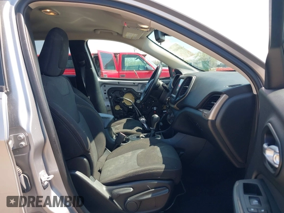 2016 Jeep Cherokee Latitude with VIN 1C4PJLCB2GW185637, listed as a IAAI auction lot 41894019 with 87,888 mi miles and . Bid and sale history available at DreamBid. Image 5.